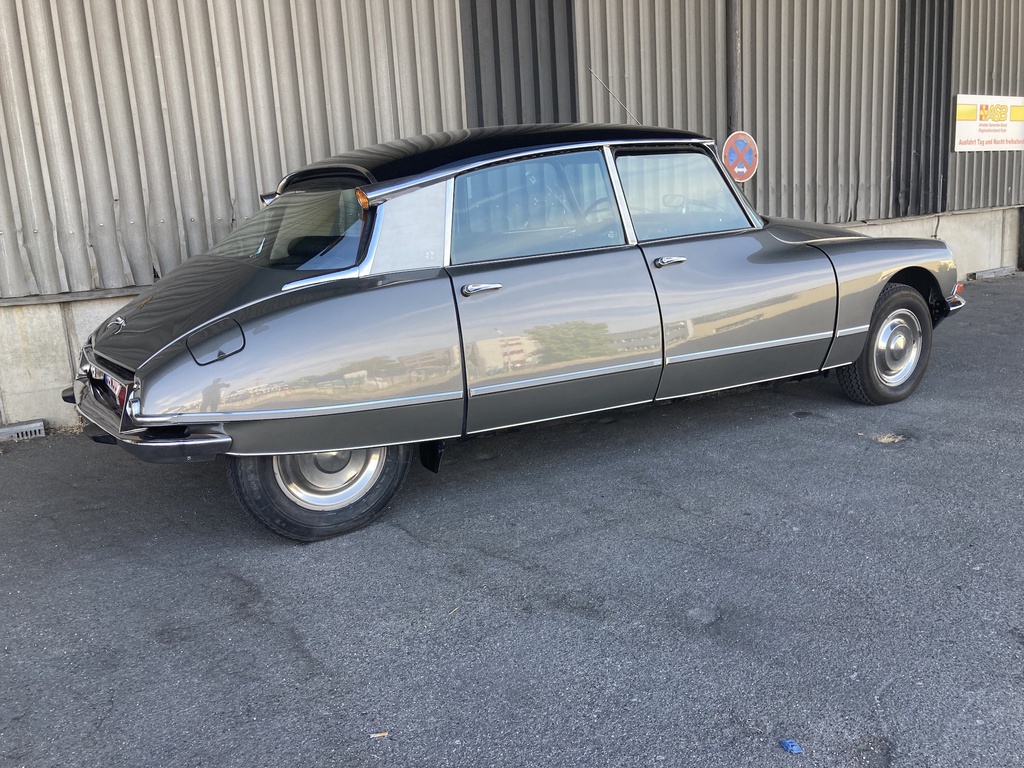 Schaufensterpuppe als Deko vor Citroen DS 21 Pallas (Baujahr 1966