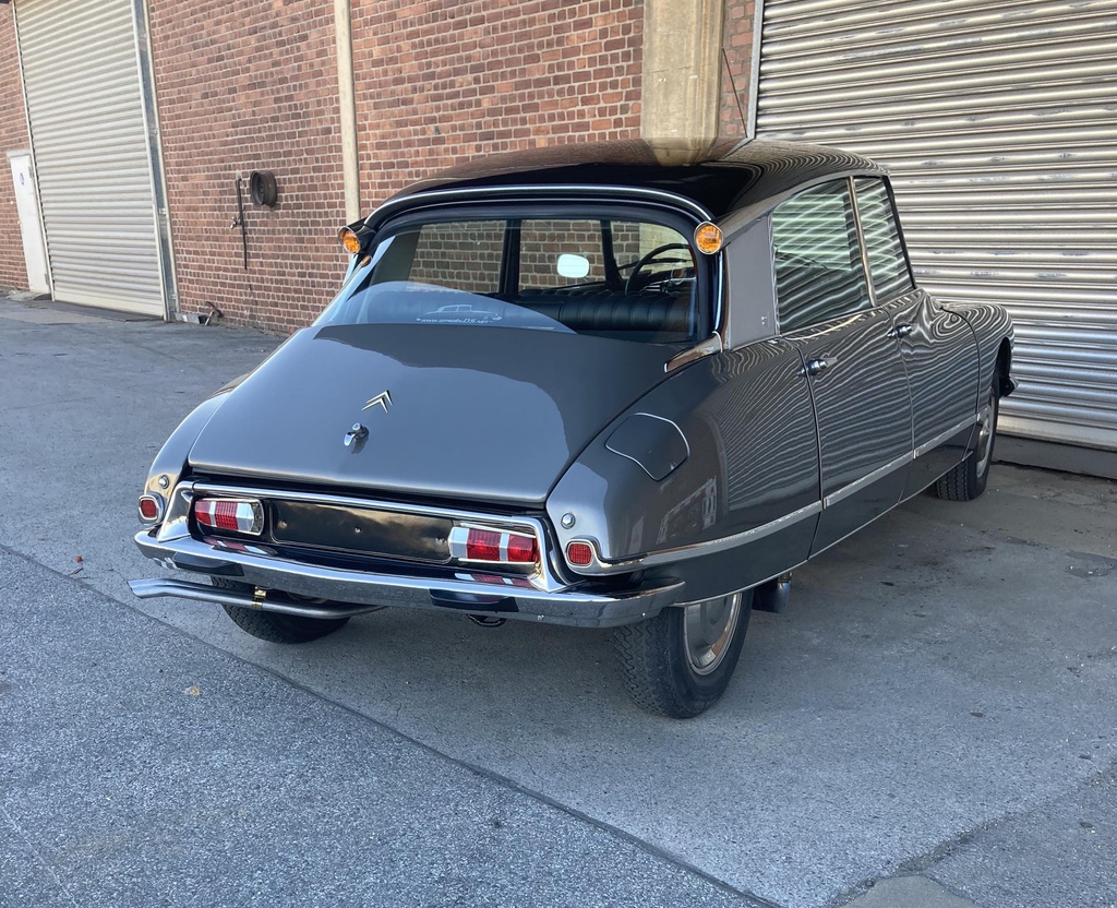 Schaufensterpuppe als Deko vor Citroen DS 21 Pallas (Baujahr 1966